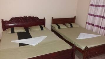 Familiekamer | Een bureau, geluiddichte muren, gratis kabelinternet