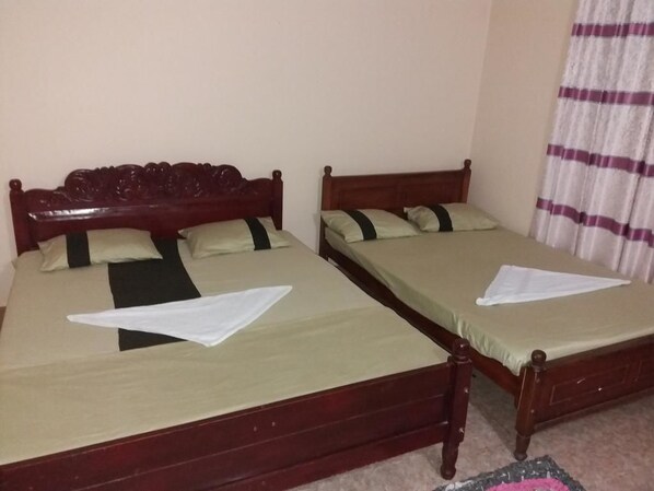 Family Room | Desk, soundproofing, free wired internet - Italiano Restaurans (Thotagamuwa)