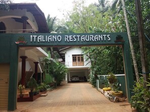 Property entrance - Italiano Restaurans (Thotagamuwa)