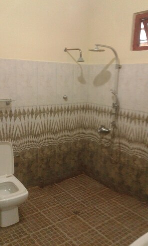 Deluxe-Zimmer | Badezimmer | Dusche, Whirlpool, Regendusche, Handtücher