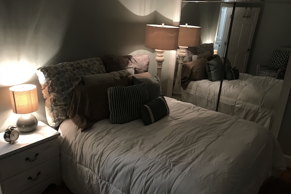 1 slaapkamer, een strijkplank/strijkijzer, wifi, beddengoed