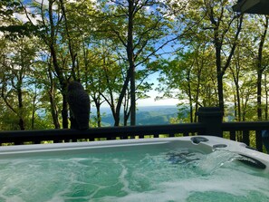 Outdoor spa tub - Shandon’s Best: Bubba’s Tranquil Treehouse Permit # STR-000211-2025 (Columbia)
