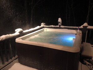 Outdoor spa tub - Shandon’s Best: Bubba’s Tranquil Treehouse Permit # STR-000211-2025 (Columbia)