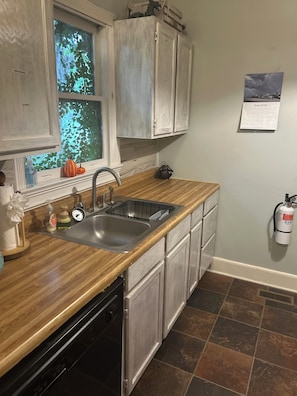 Coffee/tea maker, fridge, microwave, oven - Shandon’s Best: Bubba’s Tranquil Treehouse Permit # STR-000211-2025 (Columbia)