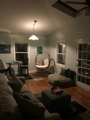 Smart TV, fireplace - Shandon’s Best: Bubba’s Tranquil Treehouse Permit # STR-000211-2025 (Columbia)