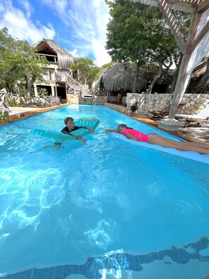 Outdoor pool, pool umbrellas, pool loungers - Moyeni Lodge (Vilanculos)