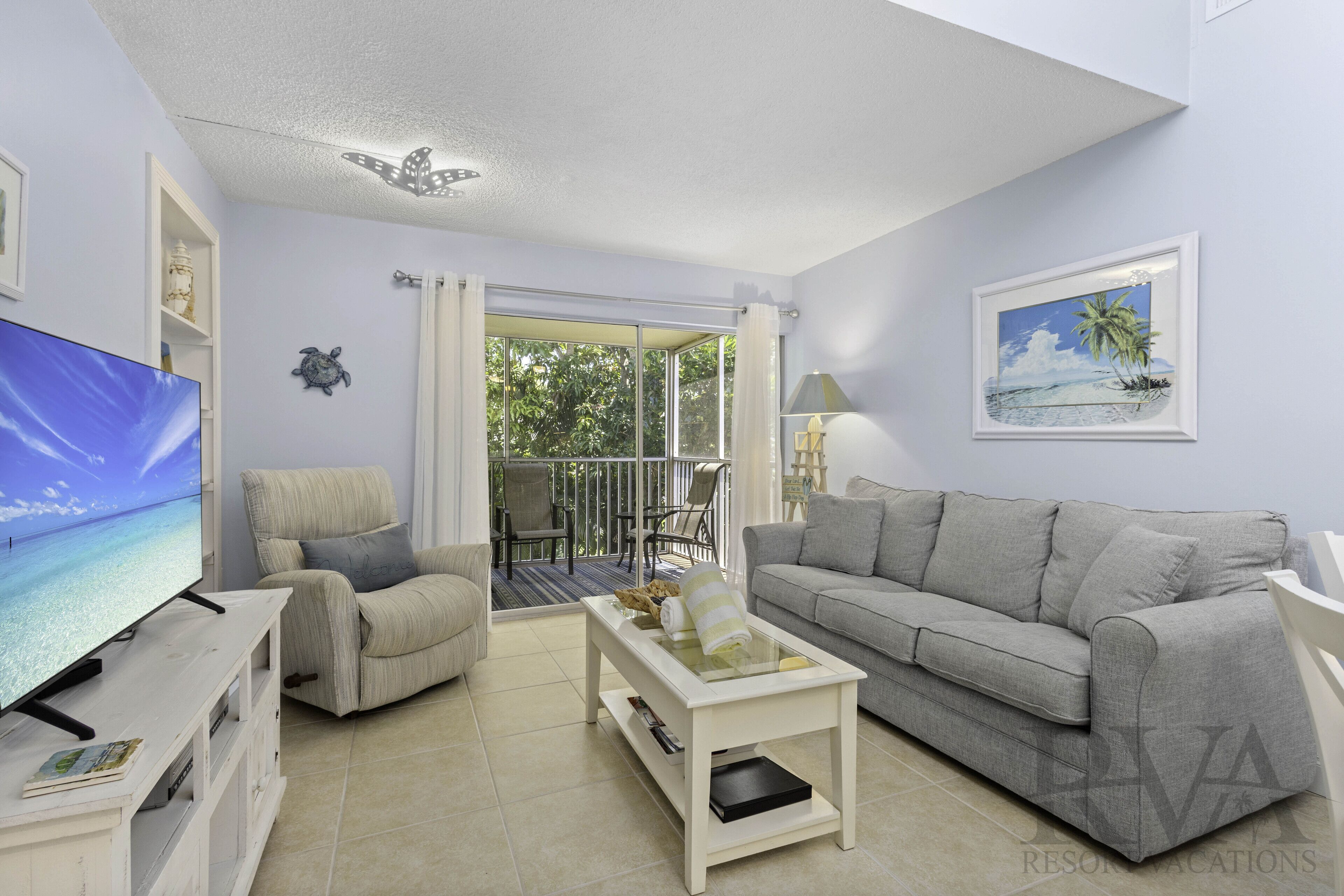 Una televisión, un reproductor de DVD, un reproductor estéreo