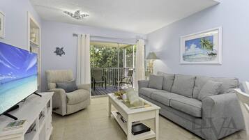 Una televisión, un reproductor de DVD, un reproductor estéreo