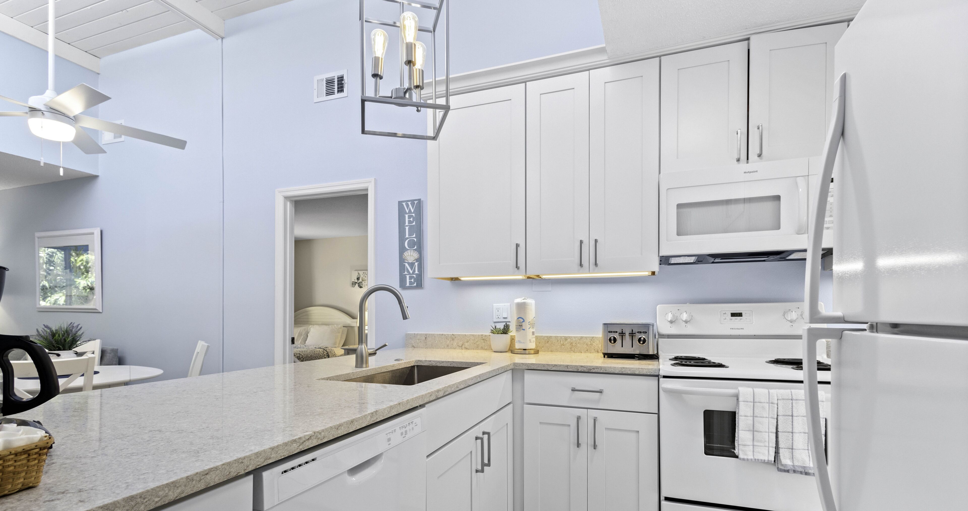 Frigorífico, microondas, horno y placa de cocina