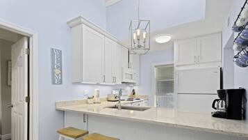 Køleskab, mikrobølgeovn, ovn, kogeplade