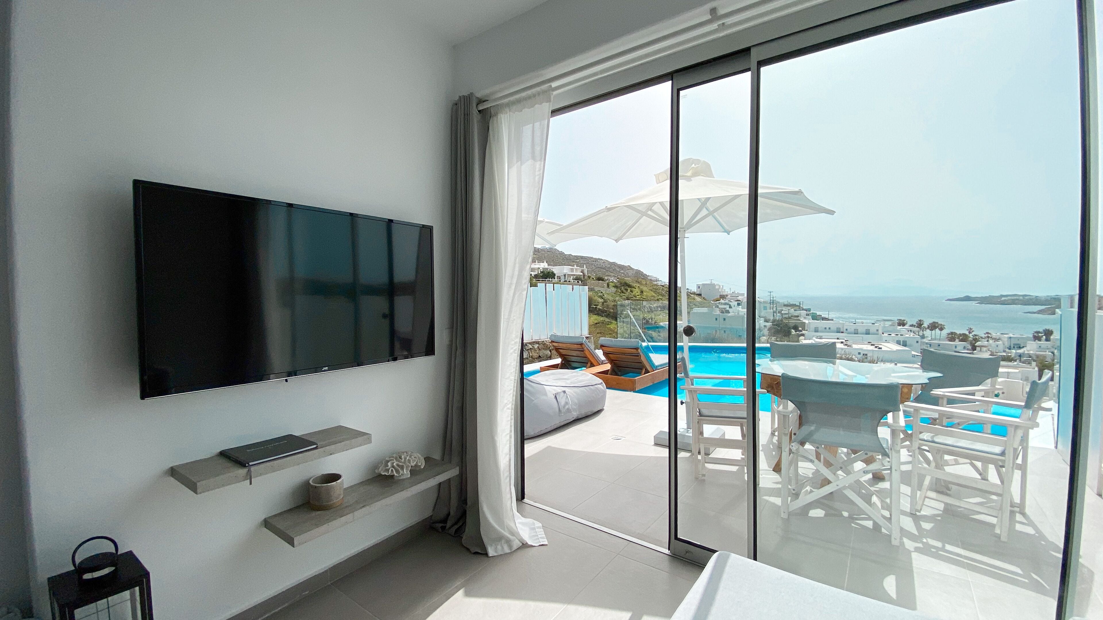 Superior Two-Bedroom Apartment with Private Infinity Pool and Sea View | Caja fuerte, decoración individual, mobiliario individual y escritorio