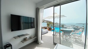 Superior Two-Bedroom Apartment with Private Infinity Pool and Sea View | 객실 내 금고, 각각 다른 스타일의 인테리어, 각각 다르게 가구 비치, 책상