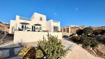Three-Bedroom Villa with Sea View and Private Pool | In-room safe, individually decorated, individually furnished, desk
