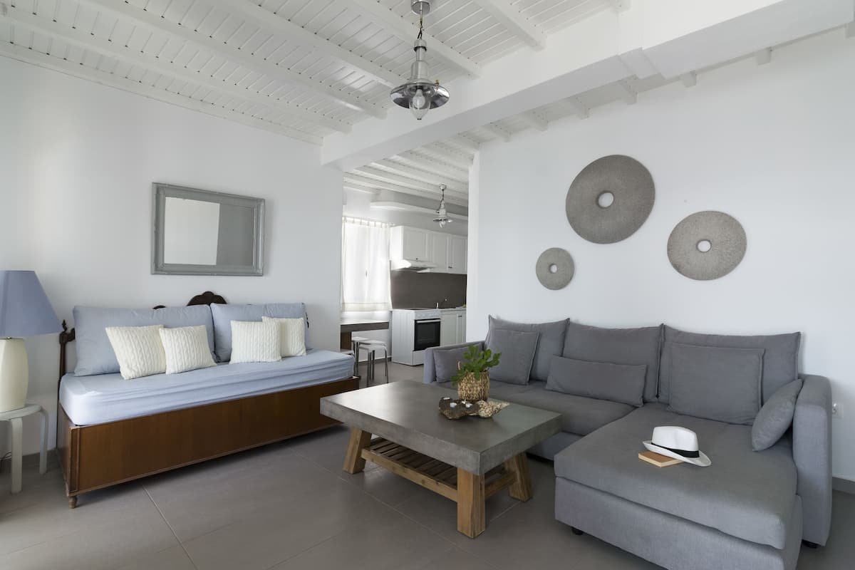 Apartment with Sea View, Jacuzzi and Pool Access | Oppholdsområde | En 50-tommers Flatskjerm-TV med kabel-kanaler samt TV og DVD-spiller