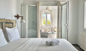 Two-Bedroom Apartment with Large Private Pool and Sea View | Värdeförvaringsskåp på rummet, individuell inredning och unika möbler