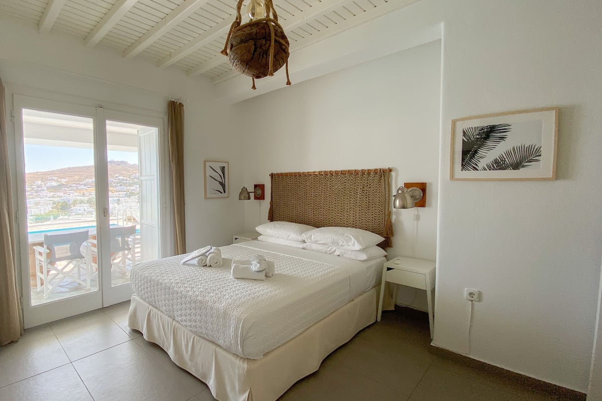 Two-Bedroom Apartment with Jacuzzi, Sea View and Pool Access | Safe på rommet, skrivebord, skrivebord for bærbar PC og lydisolert