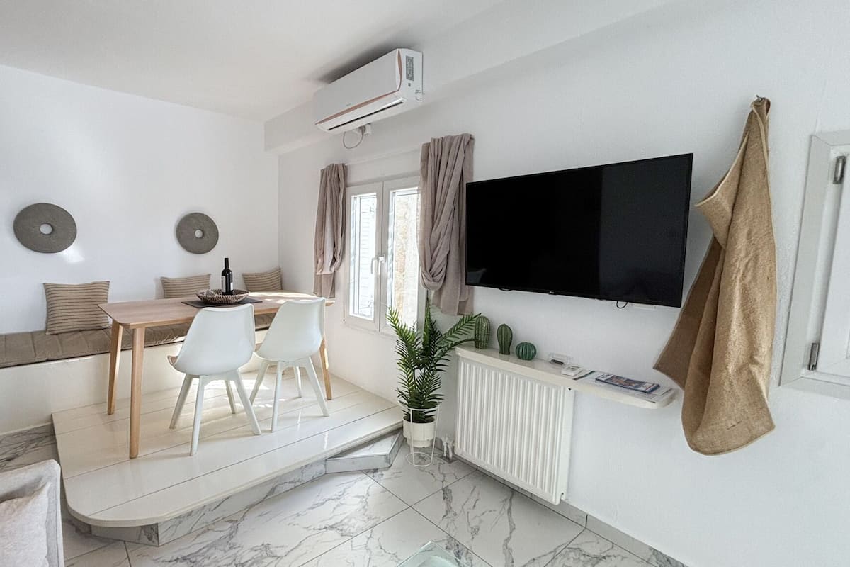 Apartment with Jacuzzi, Sea View and Pool Access | Safe på rommet, skrivebord, skrivebord for bærbar PC og lydisolert
