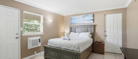 Tabla de planchar con plancha, wifi gratis y ropa de cama