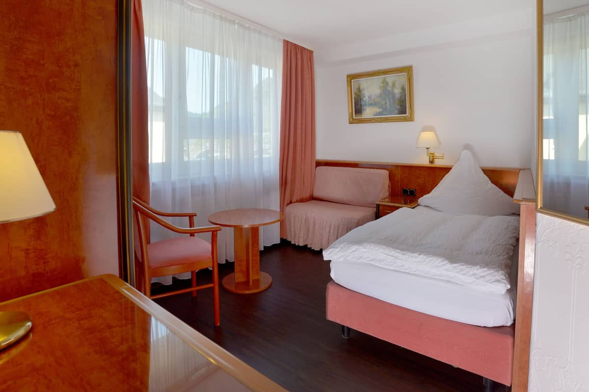 Singola Standard | Biancheria da letto ipoallergenica, minibar, una scrivania