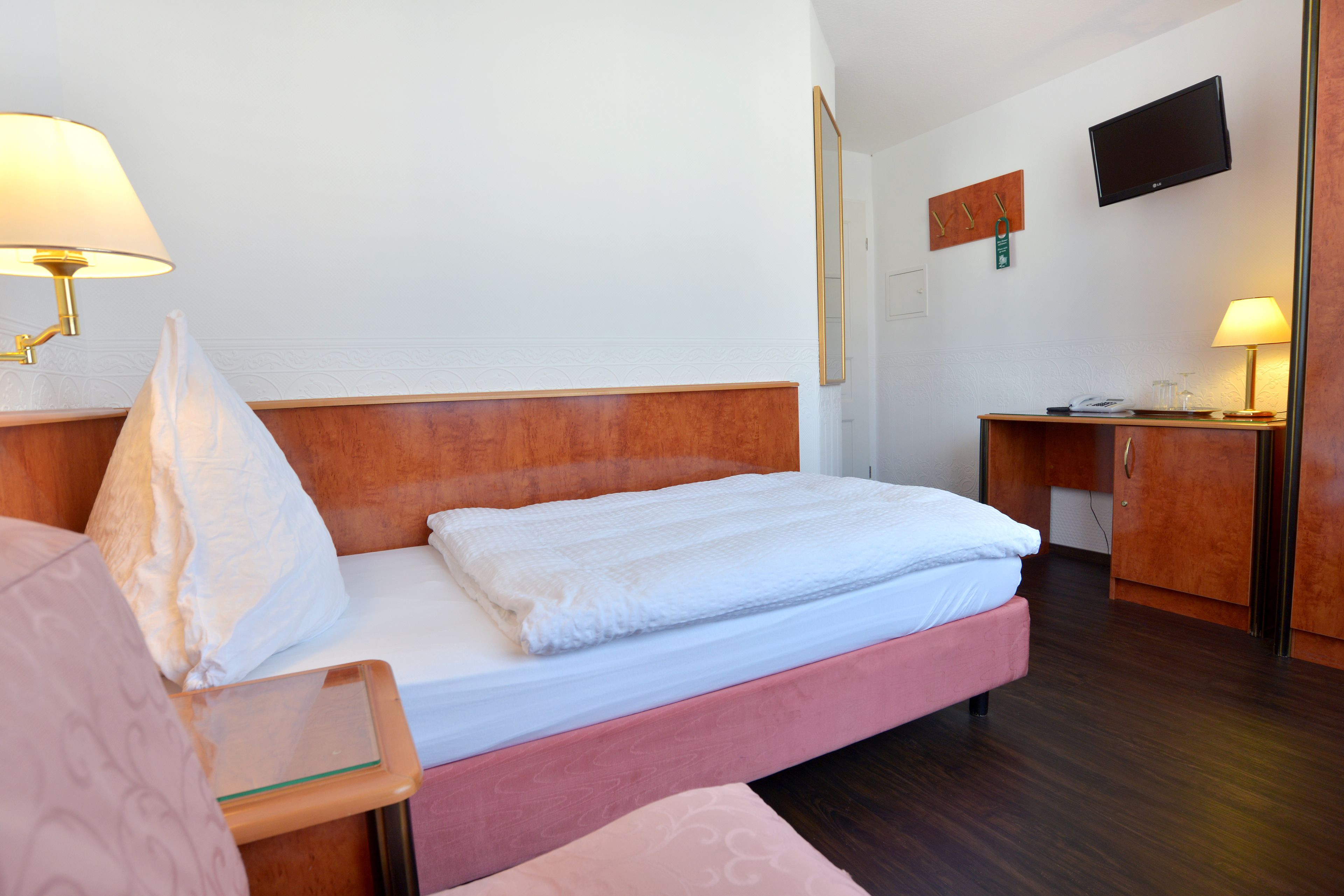 standard single room | hypo-allergenic bedding, minibar, desk, soundproofing