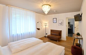 Hypoallergeen beddengoed, een minibar, een bureau, geluiddichte muren