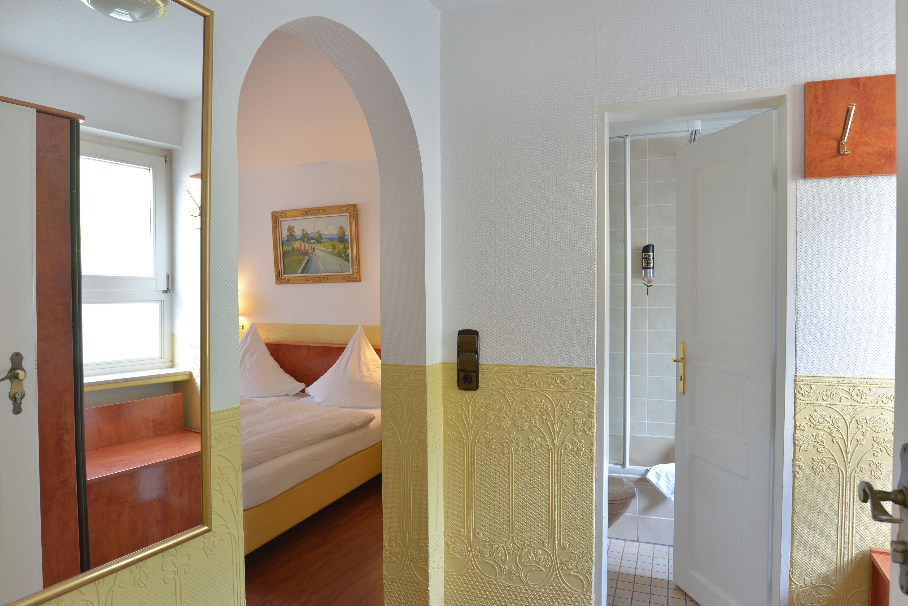 hypo-allergenic bedding, minibar, desk, soundproofing