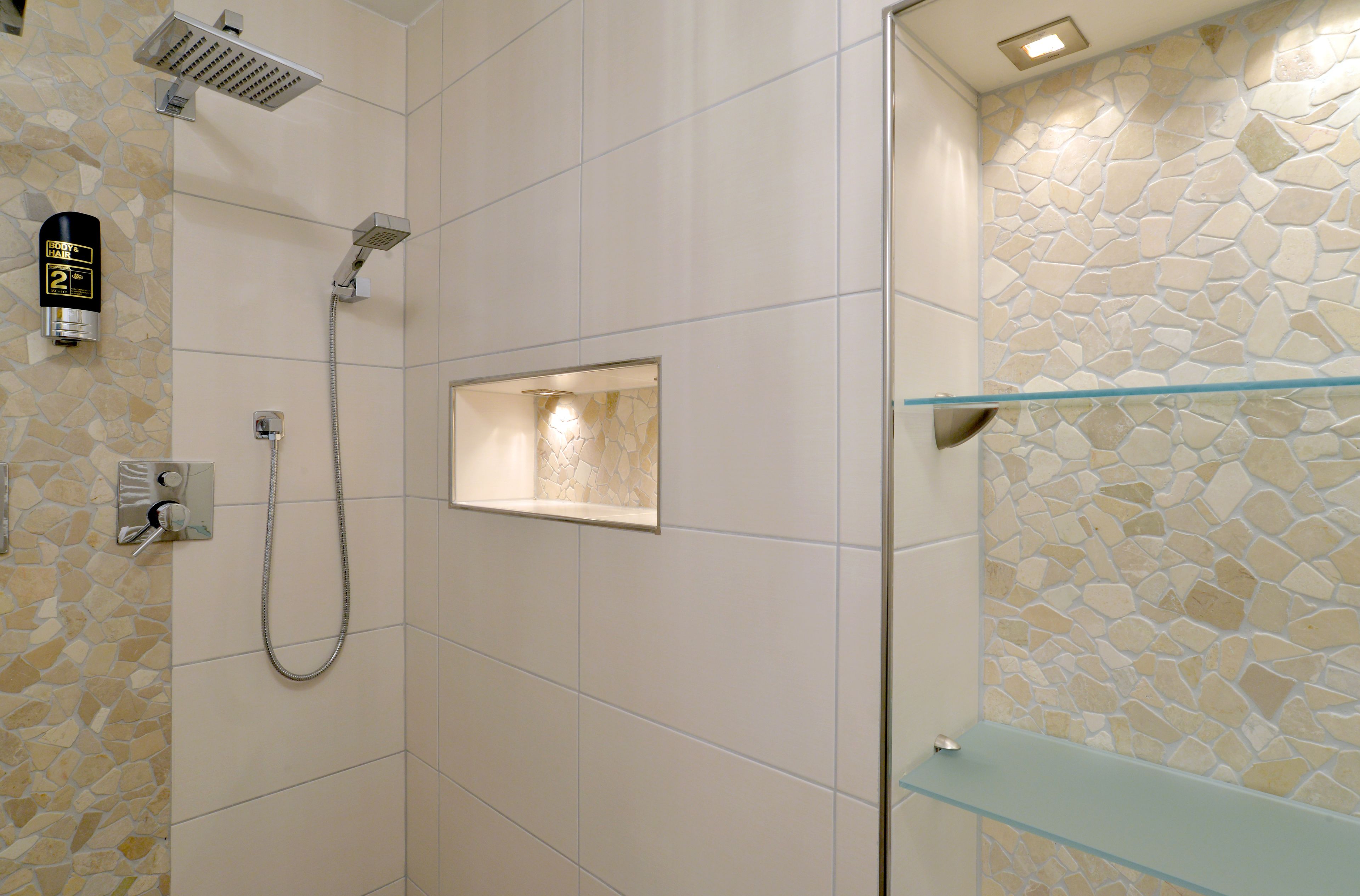 Apartment | Badezimmer | Dusche, kostenlose Toilettenartikel, Haartrockner, Handtücher