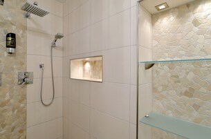 Apartamento | Baño | Ducha, artículos de higiene personal gratuitos y secador de pelo