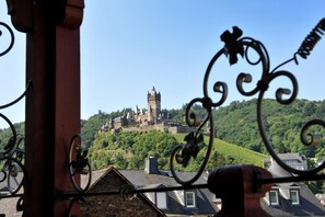 A view of a castle on a hill with a clear sky. - Hotel Zehnthof (Cochem)