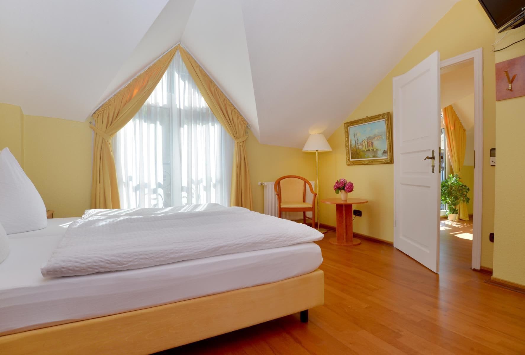 comfort double room | hypo-allergenic bedding, minibar, desk, soundproofing