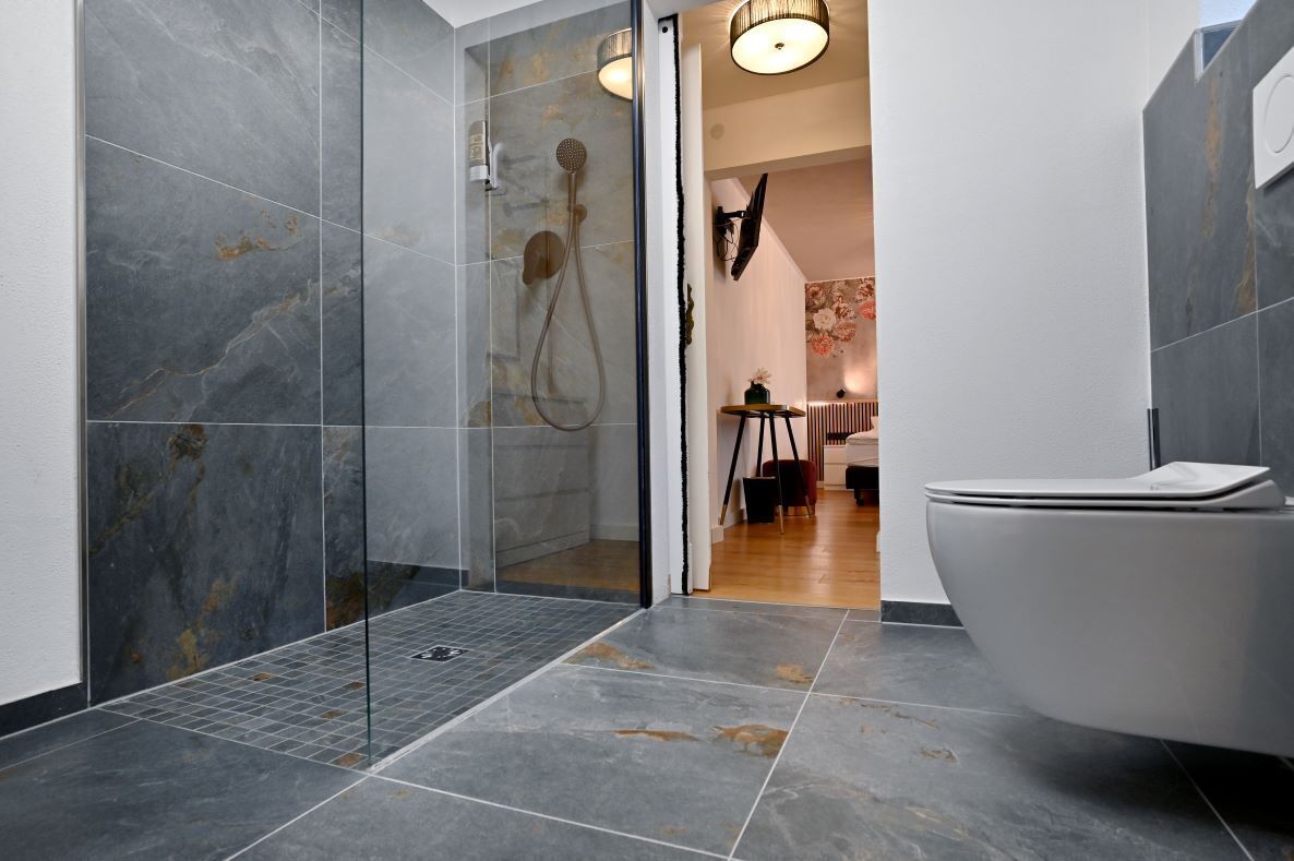 Dusche, kostenlose Toilettenartikel, Haartrockner, Handtücher
