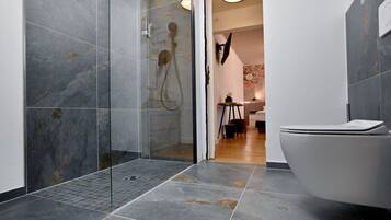 Dusche, kostenlose Toilettenartikel, Haartrockner, Handtücher