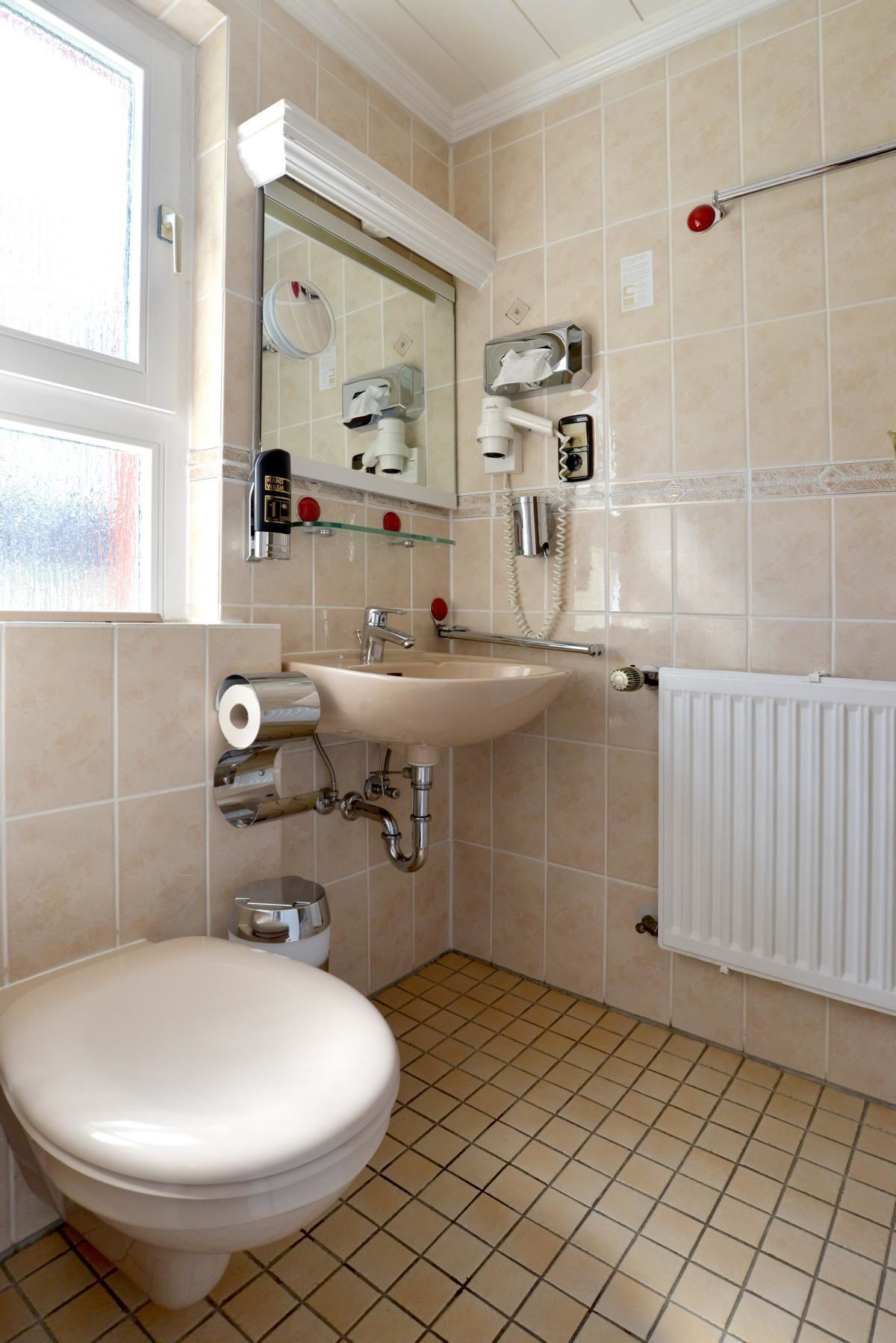 standard single room | bathroom | shower, free toiletries, hair dryer, towels