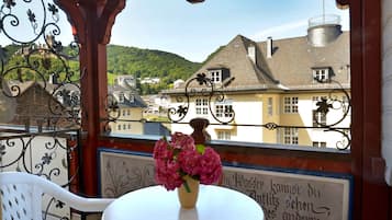 Superior tweepersoonskamer, balkon | Hypoallergeen beddengoed, een minibar, een bureau, geluiddichte muren