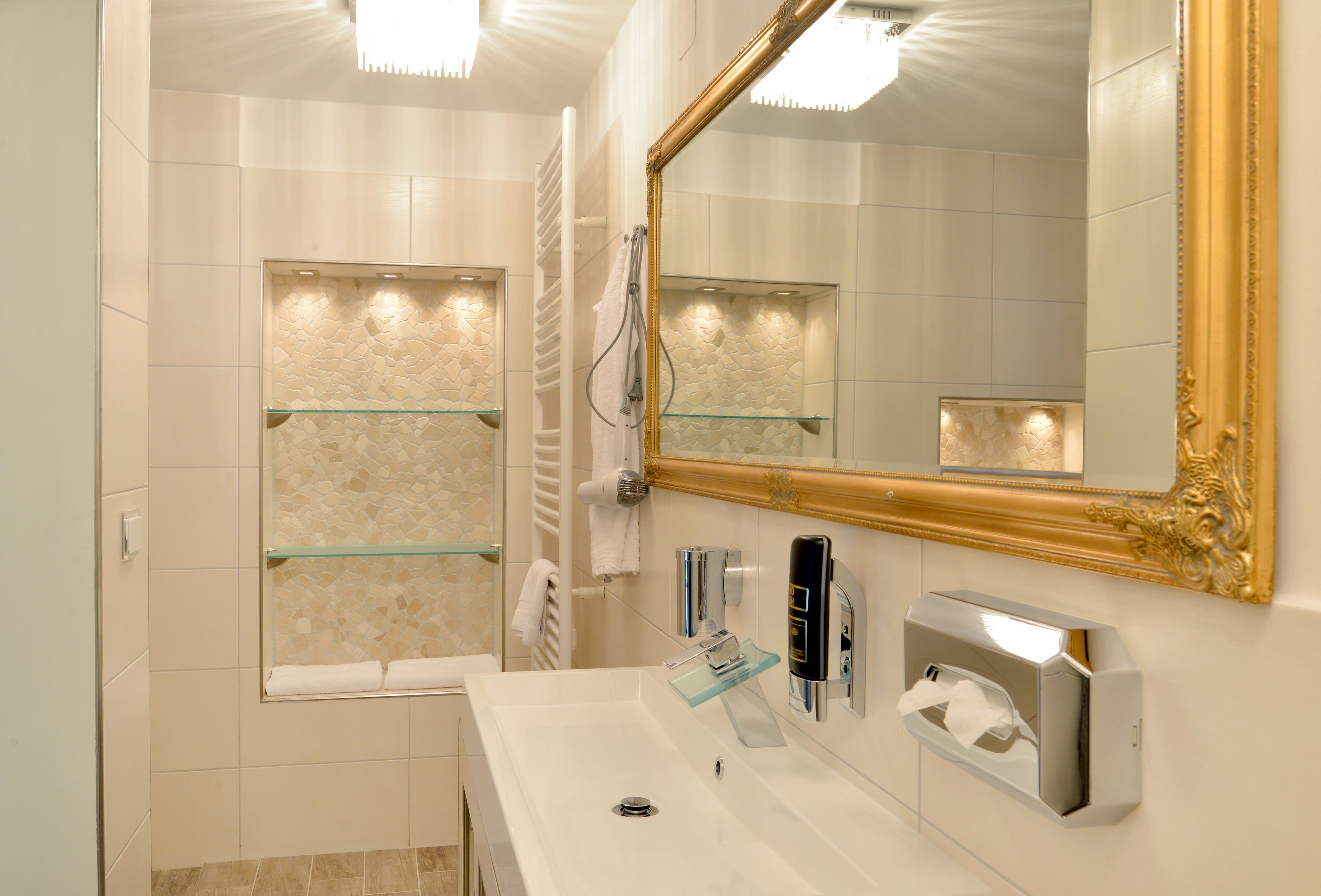 apartment | hypo-allergenic bedding, minibar, desk, soundproofing