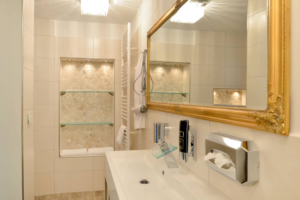 apartment | hypo-allergenic bedding, minibar, desk, soundproofing