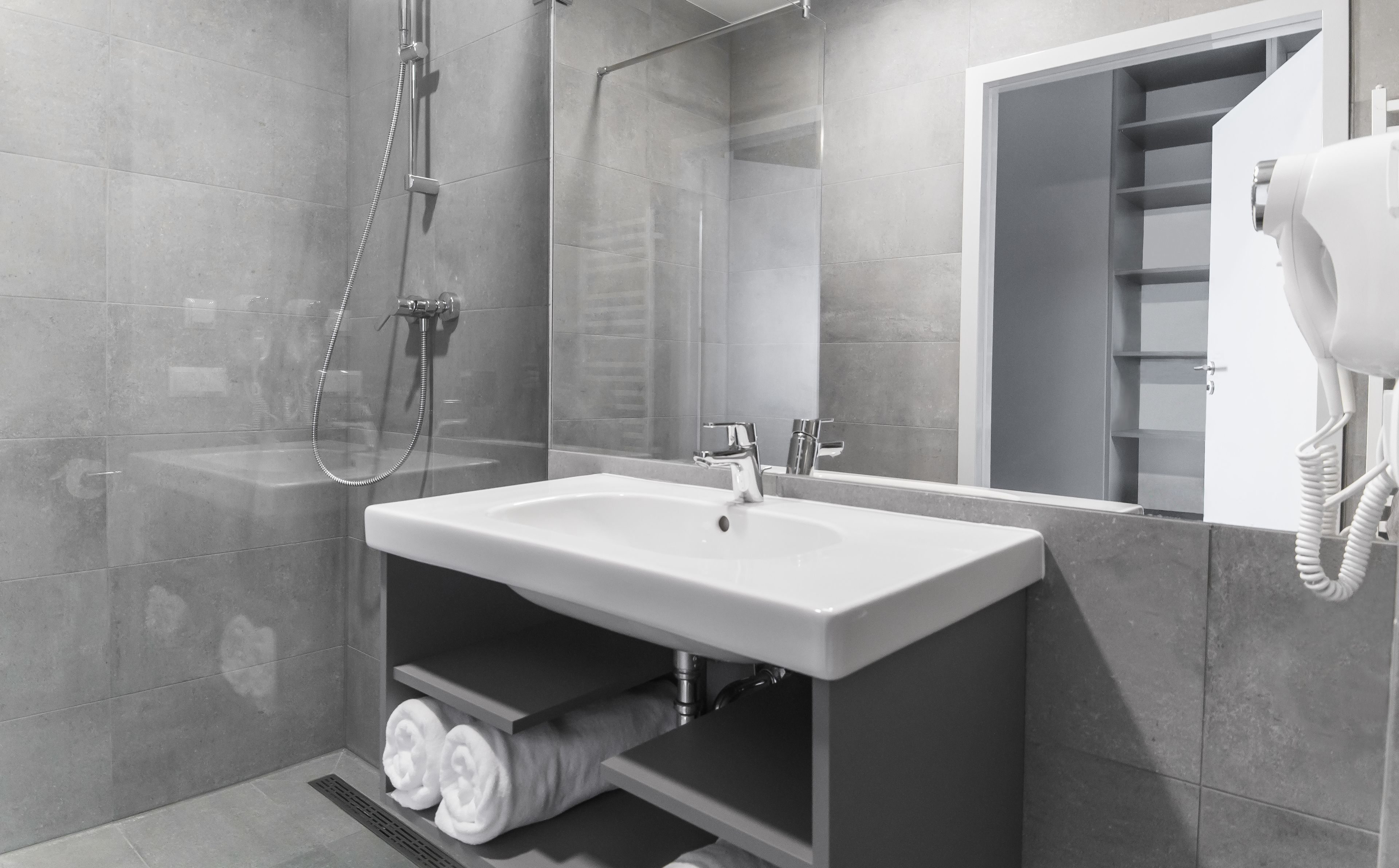 double room, lake view | bathroom | free toiletries, hair dryer, bathrobes, slippers