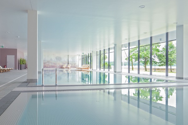 Alberca techada y camastros