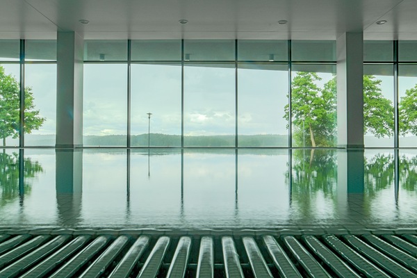 Una piscina techada, sillones reclinables de piscina