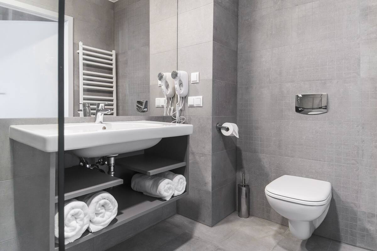 double room, lake view | bathroom | free toiletries, hair dryer, bathrobes, slippers