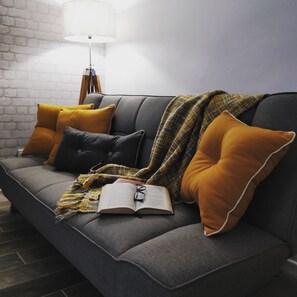 Leilighet, 2 soverom, 1. etasje | Oppholdsområde | Flatskjerm-TV