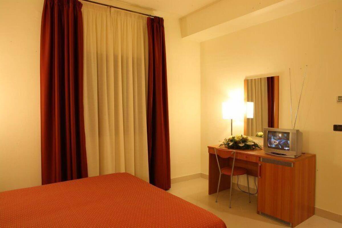 deluxe double or twin room | minibar, in-room safe, desk, free wifi