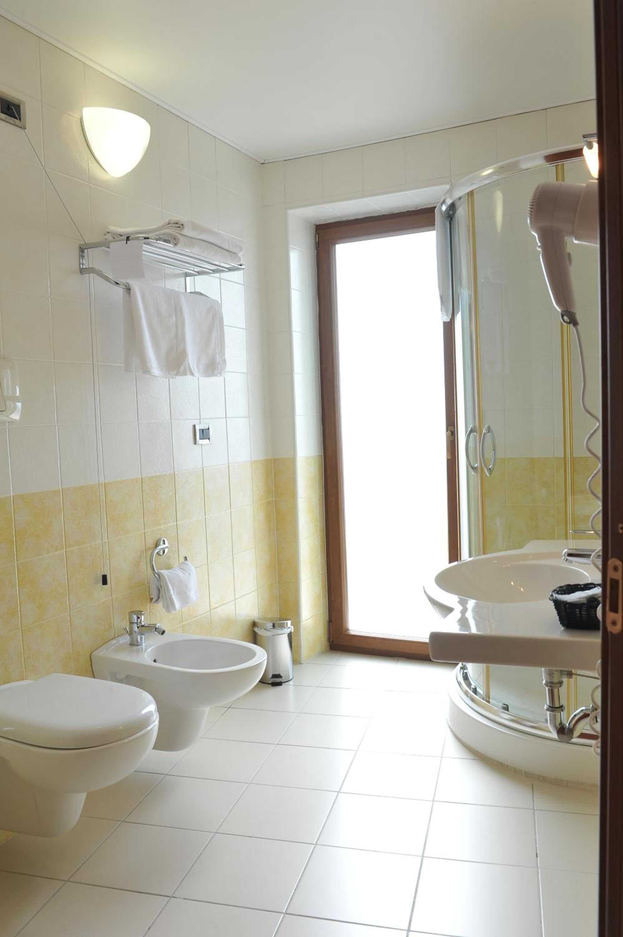 shower, free toiletries, hair dryer, bidet