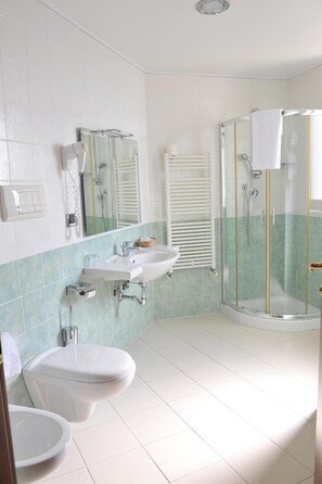Shower, free toiletries, hair dryer, bidet - Hotel Dell' Arpa (Viggiano)