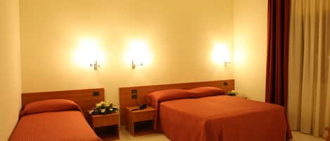 迷你吧、客房内保险箱、办公桌、免费 WiFi