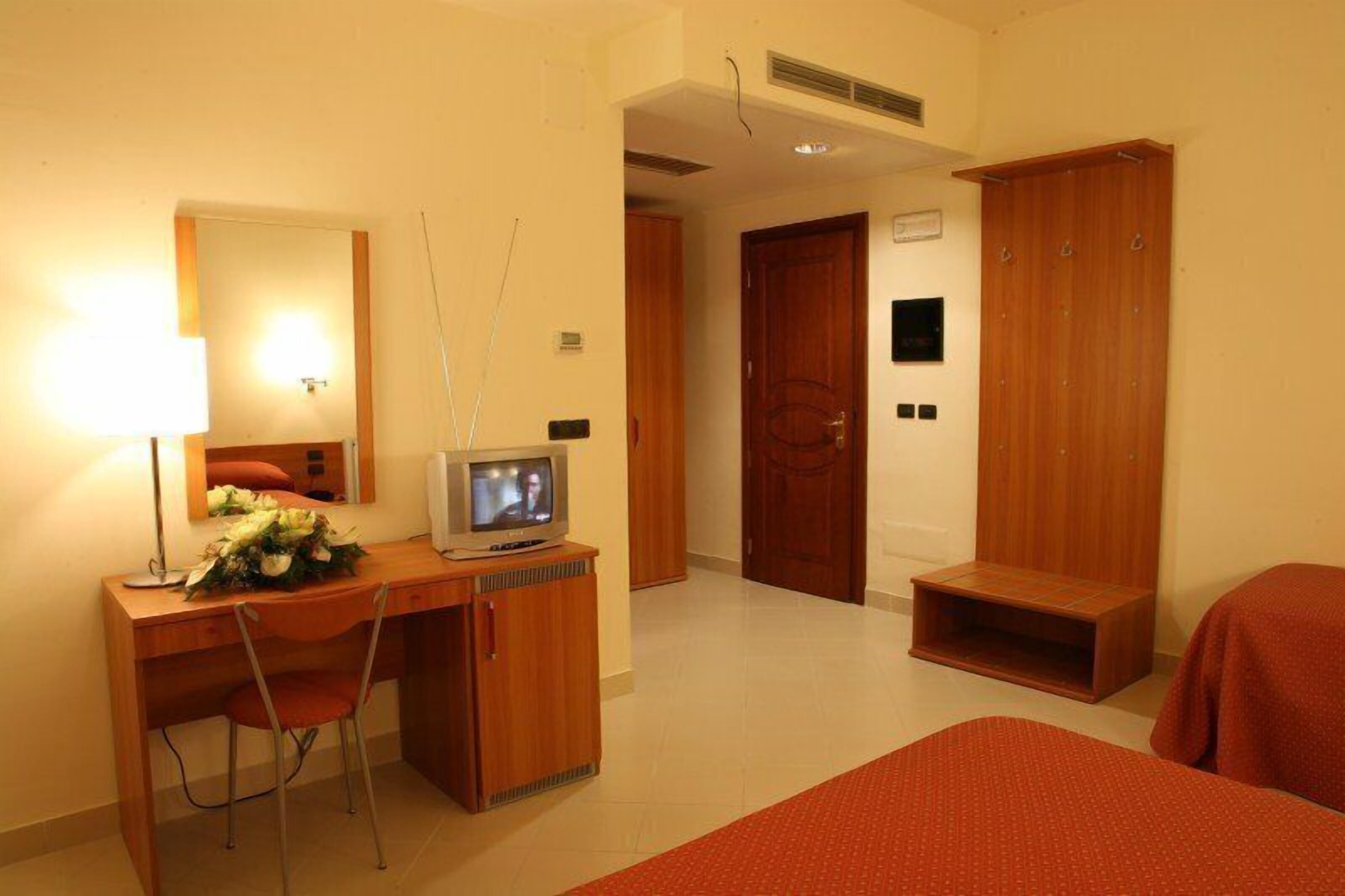Minibar, brankas, meja kerja, dan Wi-Fi gratis