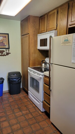 Coffee/tea maker, fridge, microwave, oven - Snowcreek Resort Vacation Rental 255 (Mammoth Lakes)