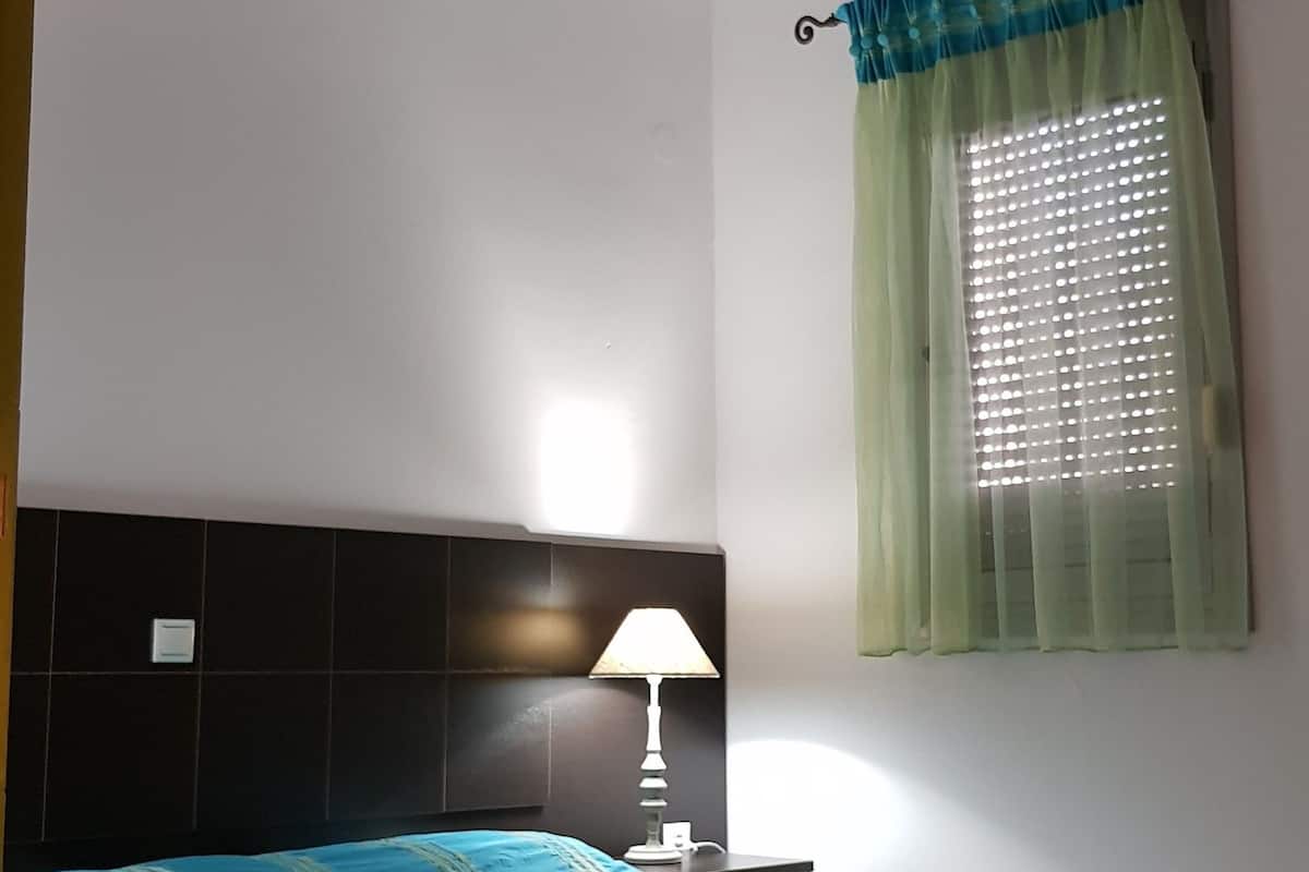 Seprai premium, minibar, brankas, dan meja kerja