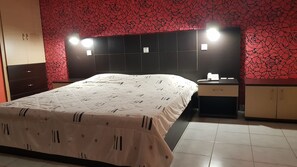Habitación con 1 cama matrimonial o 2 individuales | Ropa de cama de alta calidad y minibar 
