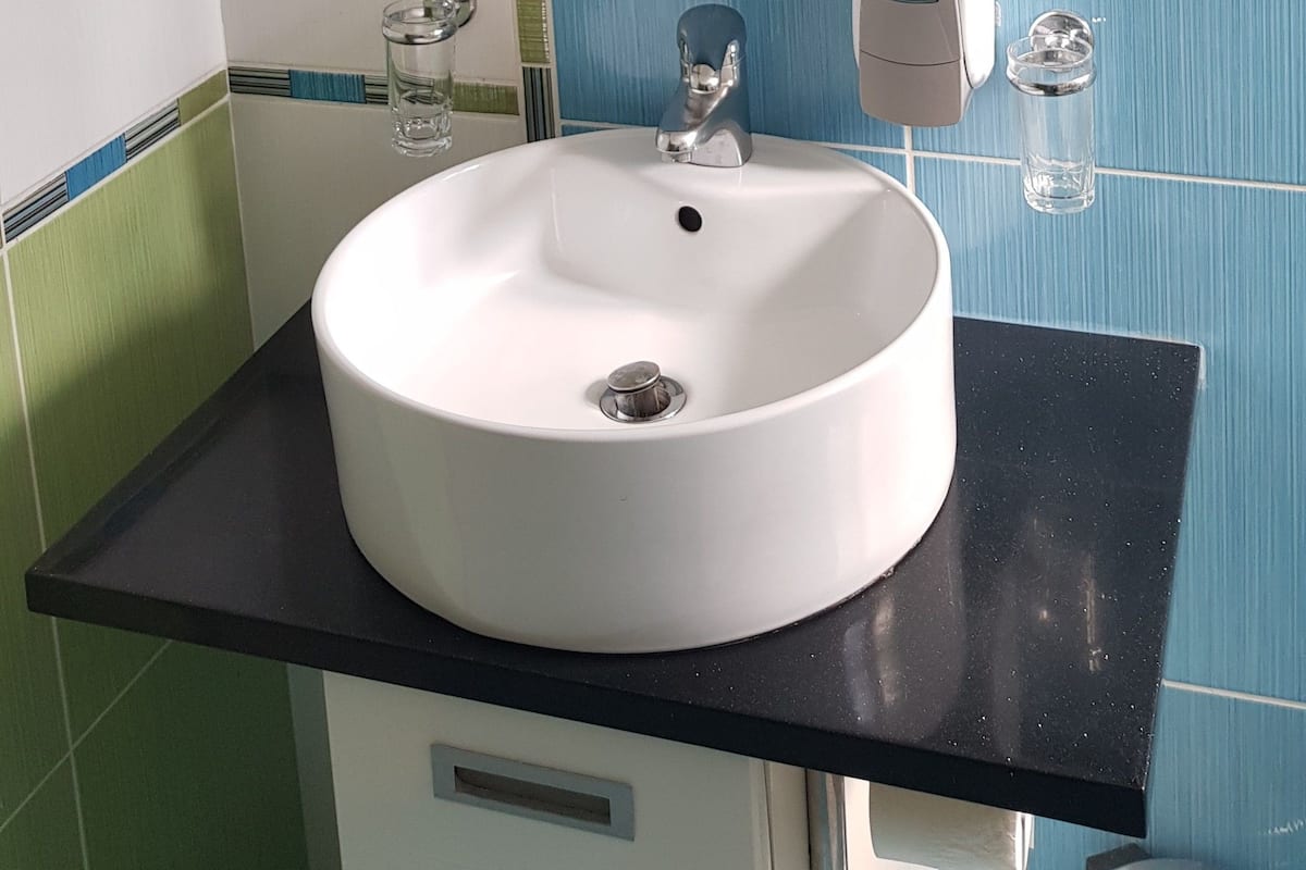 Chambre double ou avec lits jumeaux | Salle de bain | Douche, articles de toilette (gratuits), séchoir à cheveux